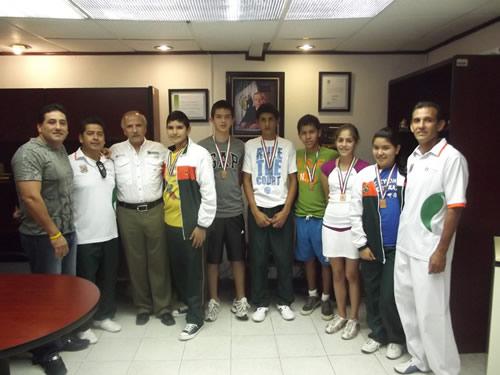 Visitan al director del ITD taekwondistas que participaron en la Olimpiada Nacional